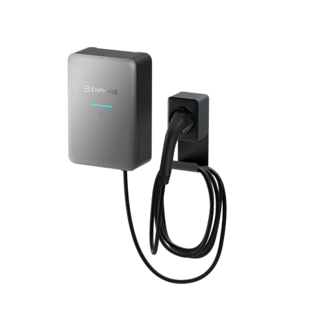 Een aan de muur gemonteerde Enphase IQ EV Charger 2 - slimme laadpaal met AI-energiebeheer (22 kW), met de kabel netjes in de houder, staat tegen een effen lichte achtergrond en is voorzien van slim, AI-gestuurd opladen.