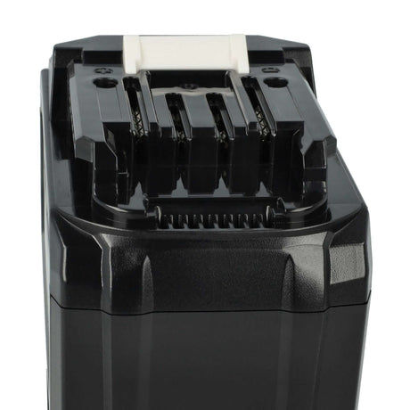 Close-up van de Accu voor Makita gereedschap XGT 40V Li-Ion BL4040B accu in zwart, met metalen contactpunten en een witte ontgrendelknop bovenop, geïsoleerd op een witte achtergrond.