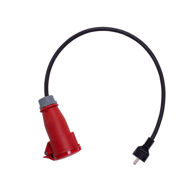 De CEE 32A naar Schuko adapter - Laad je thuislader ook op 1-fase heeft een zwarte kabel met een rood CEE industrieel stopcontact en een standaard zwarte stekker, perfect voor veelzijdige stroomaansluitingen in huis. Afgebeeld op een witte achtergrond.