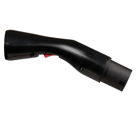 Een zwart plastic Adapter Type 2 (laadstation) naar Type F 230V schuko-stopcontact, met een gebogen ergonomisch ontwerp en een rode trekker aan de onderkant, vergelijkbaar met de greep van een Type 2 laadconnector.