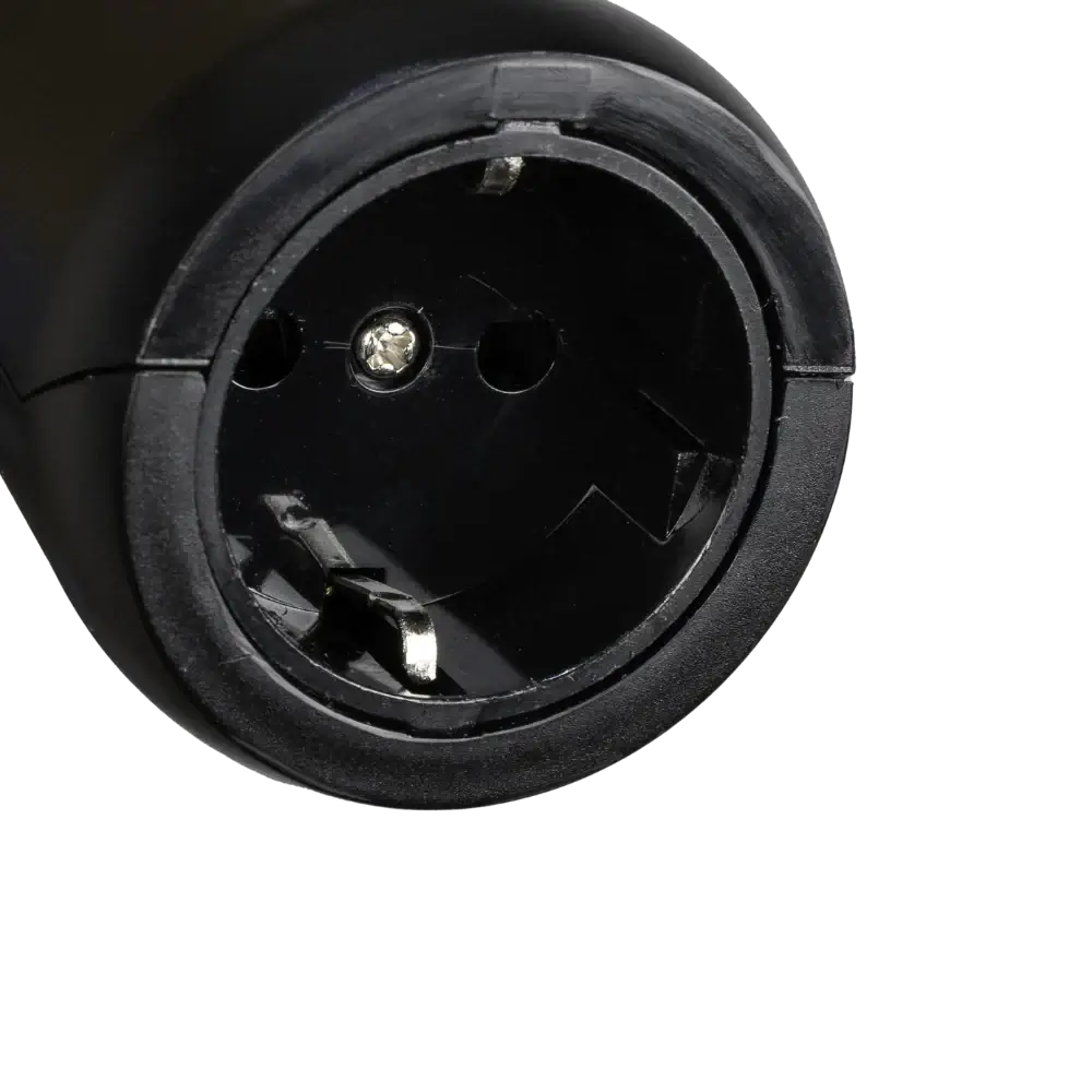 Close-up van de Adapter Type 2 (laadstation) naar Type F 230V schuko-stopcontact, een zwarte Europese stopcontactadapter met twee ronde gaten en aardingspen, perfect voor mobiele stroomvoorziening of als Type 2 naar Schuko converter.