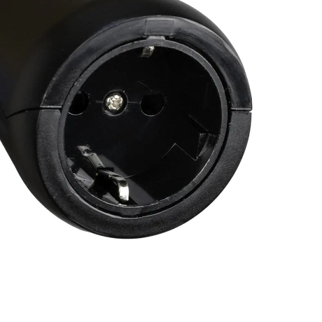 Close-up van de Adapter Type 2 (laadstation) naar Type F 230V schuko-stopcontact, een zwarte Europese stopcontactadapter met twee ronde gaten en aardingspen, perfect voor mobiele stroomvoorziening of als Type 2 naar Schuko converter.