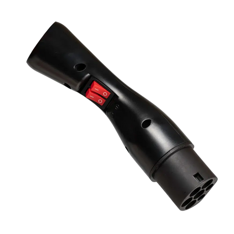 De Adapter Type 2 (laadpaal) naar Type F 230V schuko-stopcontact is een zwarte, cilindrische elektrische connector met een rode vergrendeling, voorzien van meerdere ronde pinaansluitingen; hij wordt vaak gebruikt met een Type 2 laadpaal voor mobiele stroomvoorziening.