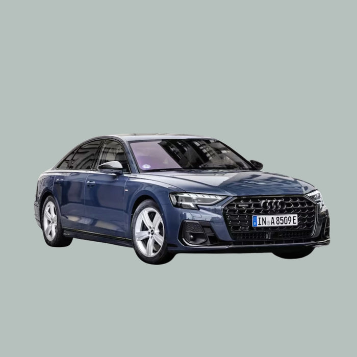 Een donkerblauwe Audi-sedan met zilveren velgen staat geparkeerd, gezien vanaf de linkervoorkant, op een effen grijze achtergrond.