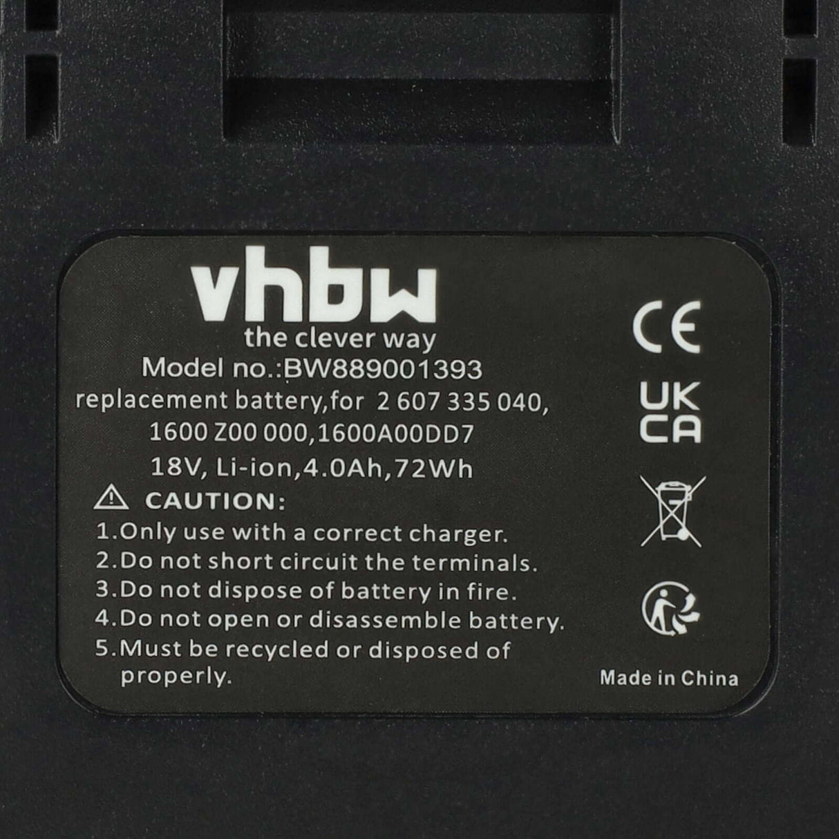 Close-up van een vhbw label voor Bosch 18V accu vervanger (vervangt 1 600 Z00 000, 1 600 A00 DD7, 2 607 335 040), met specificaties: Model BW889001393, Li-ion, 4.0Ah, 72Wh. Inclusief veiligheidsinstructies en "Made in China" tekst.