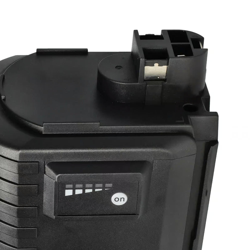 Close-up van een Bosch 24V Ni-MH accu (vervangt BAT240, BAT299, 2 607 335 082, 2607335097), geschikt voor GBH 24V en BTI/Ramset 24V systemen, met een vier-bar laadindicator, aan-knop en metalen aansluitingen aan de bovenkant.