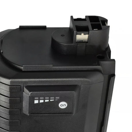 Close-up van een Bosch 24V Ni-MH accu (vervangt BAT240, BAT299, 2 607 335 082, 2607335097), geschikt voor GBH 24V en BTI/Ramset 24V systemen, met een vier-bar laadindicator, aan-knop en metalen aansluitingen aan de bovenkant.