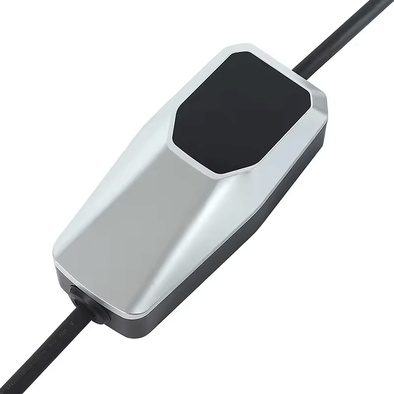 Een zilverkleurige en zwarte rechthoekige Thuislader stopcontact type 2 (1-fase, 6A-16A, 1.3kW-3.6kW, 4/6/10/15m) voor elektrische auto opladen is afgebeeld met kabels aan beide uiteinden, ontworpen als een mobiele thuislader en geïsoleerd op een witte achtergrond.