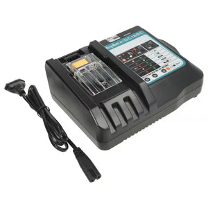 Een zwarte Makita/Dolmar Universele Acculader 14,4V-18V LXT (Li-ion) (DC18RC/DC18SD) acculader met indicatielampjes, labels en netsnoer wordt getoond; de modelnaam staat op het bovenpaneel.