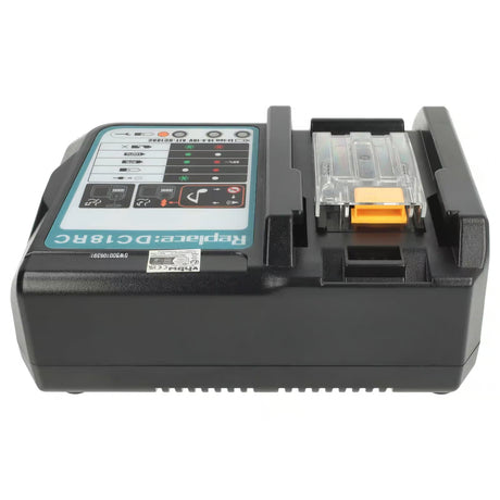 De Makita / Dolmar Universele Acculader 14,4V-18V LXT (Li-ion) (DC18RC/DC18SD) is een zwarte lader met indicatielampjes en knoppen aan de bovenkant, een doorzichtig compartiment met oranje vergrendeling en accusleuven aan de rechterkant.