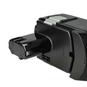 Close-up van een Hitachi 18V Li-Ion accu (vervangt BSL1830, BSL1850, 326240, 327731) in zwart met een uitstekende connector, zichtbare zilveren contacten en een grijze vergrendeling bovenop, tegen een witte achtergrond.