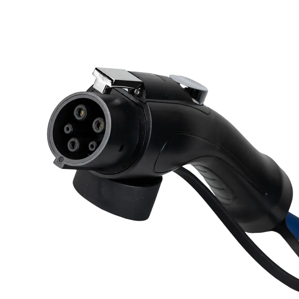 Een close-up van de 🇳🇱 Laadkabel Type 1 naar Type 2 | 1-fase 32A | 7.4kW connector voor elektrische auto's, met vijf ronde poorten aan het uiteinde en een ergonomisch handvat.
