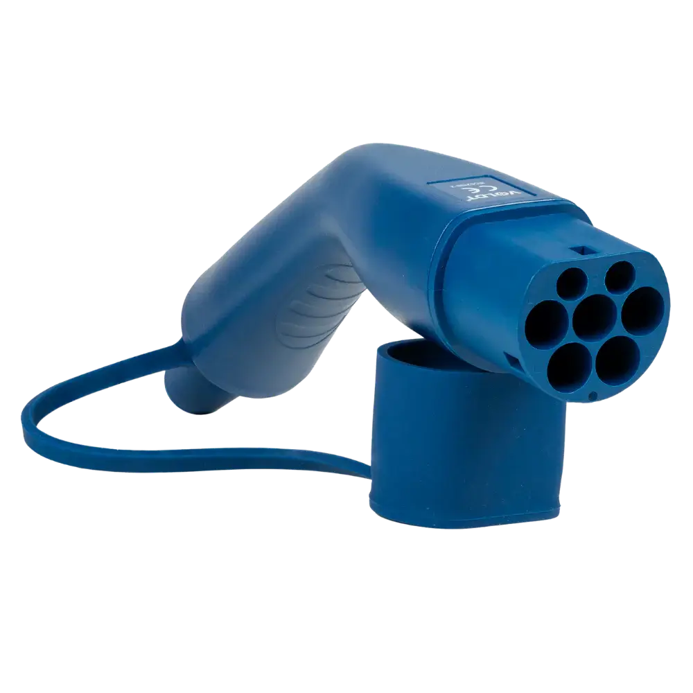 Een blauwe Laadkabel Type 1 naar Type 2 (1-fase 32A, 7,4kW) heeft een gebogen handvat en zeven ronde poorten, bevestigd aan de kabel en rustend op het deksel.
