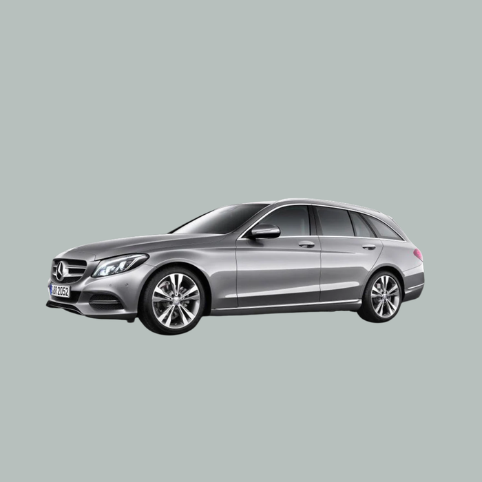 Een zilverkleurige Mercedes-Benz stationwagon is afgebeeld op een lichtgrijze achtergrond, van opzij gezien, waarbij het strakke design en de getinte ramen goed tot hun recht komen.