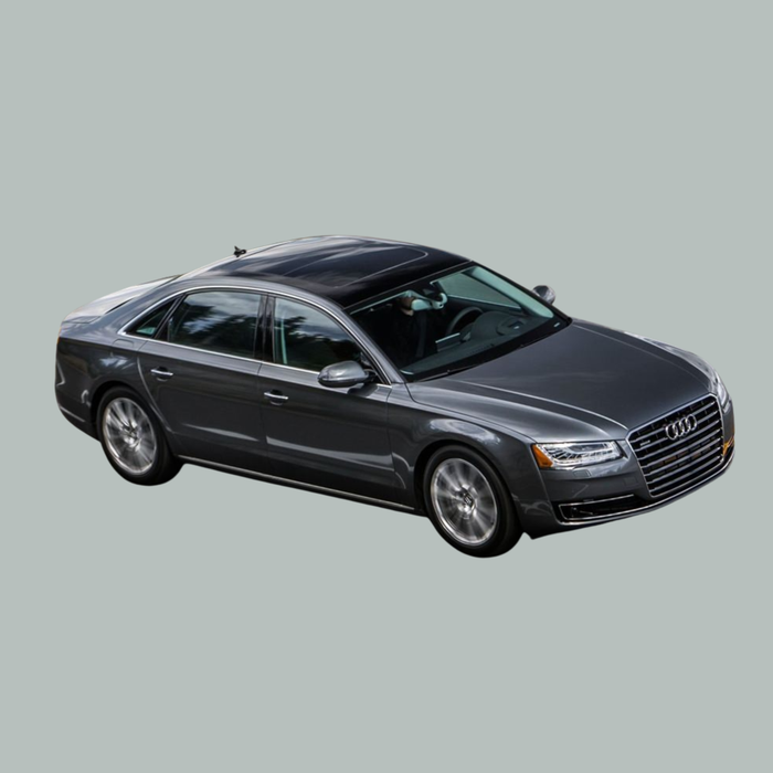 Een donkergrijze Audi luxe sedan wordt van bovenaf bekeken tegen een effen lichtgrijze achtergrond. De auto heeft vier deuren, chromen accenten en sportieve lichtmetalen velgen.