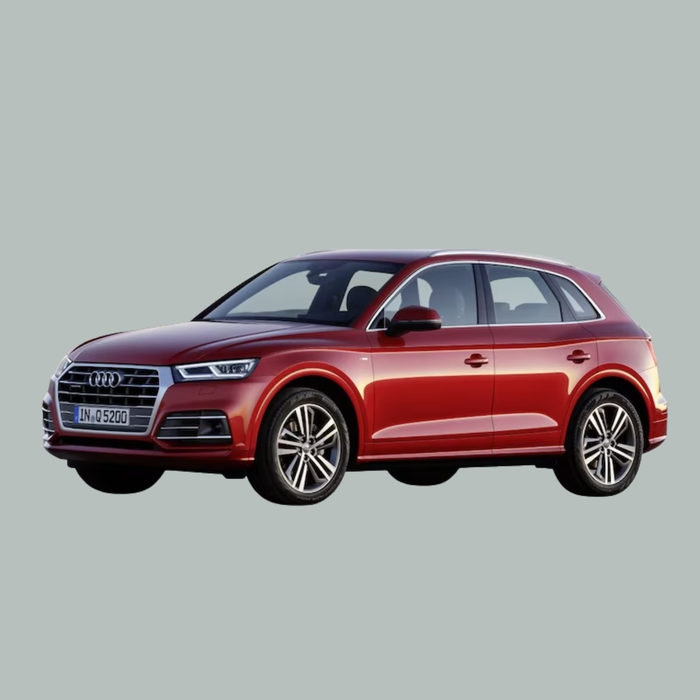 Een rode Audi Q5 SUV is afgebeeld op een effen, lichtgrijze achtergrond, getoond vanuit een zijaanzicht. De auto heeft strakke lijnen, lichtmetalen velgen en het Audi-logo op de grille.