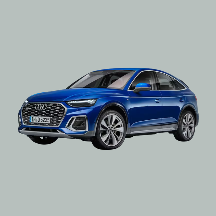 Een blauwe Audi SUV wordt getoond op een effen grijze achtergrond, gezien vanaf de voorkant. Het voertuig heeft een modern design met strakke koplampen, een grote grille en vijfspaaks lichtmetalen velgen.