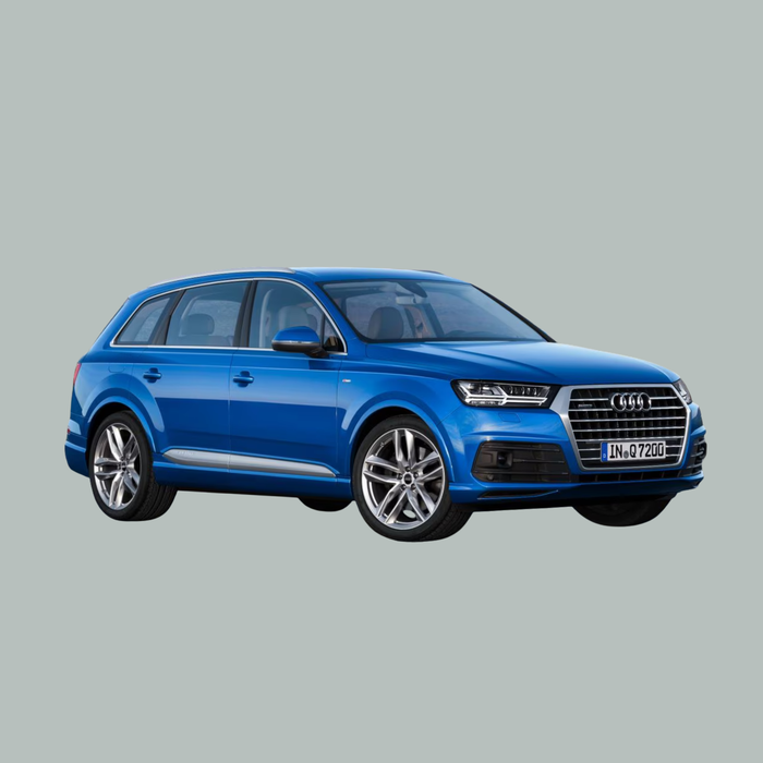 Een blauwe Audi SUV is afgebeeld op een effen lichtgrijze achtergrond, gezien vanaf de voorkant. De auto heeft chromen accenten, lichtmetalen velgen en een zichtbare grille met het Audi-logo.