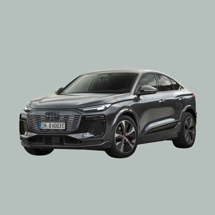 Een gestroomlijnde, donkergrijze Audi SUV met sportieve rondingen en zwarte wielen, gezien vanaf de linkervoorkant, tegen een effen lichtgrijze achtergrond.