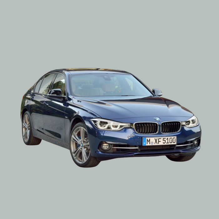 Een blauwe BMW sedan gezien vanaf de linker voorkant, met koplampen aan en een Europese nummerplaat, weergegeven op een effen grijze achtergrond.