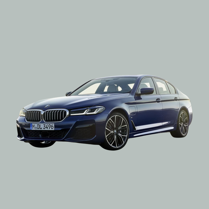 Een blauwe BMW sedan met zwarte velgen wordt getoond tegen een effen, lichtgrijze achtergrond, lichtjes naar rechts hellend.