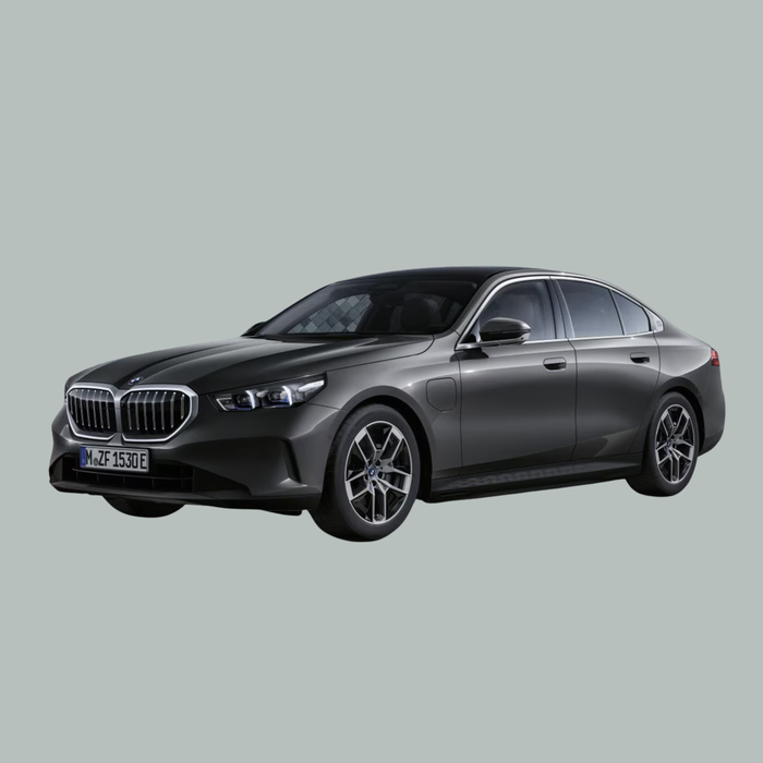 Een gestroomlijnde, donkergrijze BMW sedan wordt getoond op een effen lichtgrijze achtergrond, lichtjes naar links hellend, met een modern design, de kenmerkende grille en stijlvolle lichtmetalen velgen.