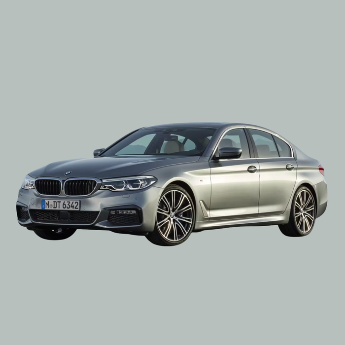 Een zilverkleurige BMW sedan met sportief design, geparkeerd op een effen lichtgrijze achtergrond. De auto heeft stijlvolle lichtmetalen velgen, scherpe koplampen en een opvallende grille.