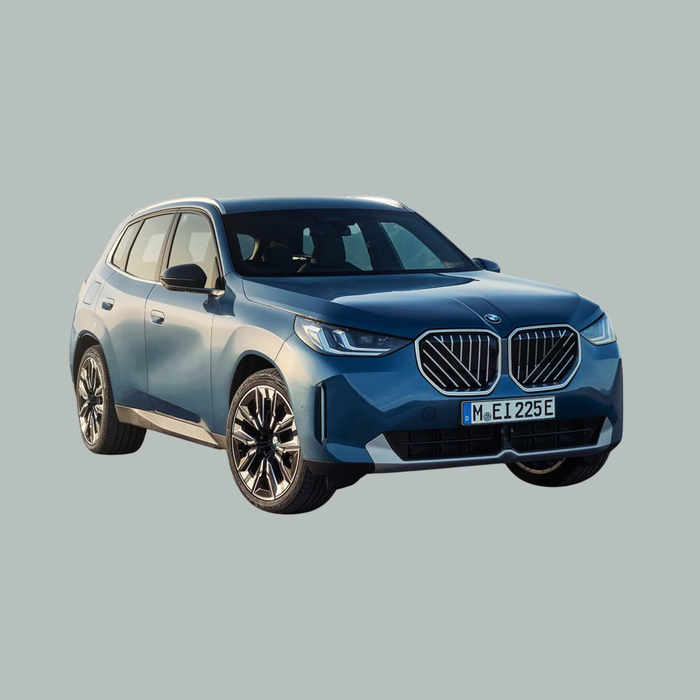 Een blauwe BMW SUV staat geparkeerd op een lichtgrijze achtergrond, schuin geplaatst om de voorkant en bestuurderskant te laten zien, met kenmerkende nierroosters en moderne koplampen.