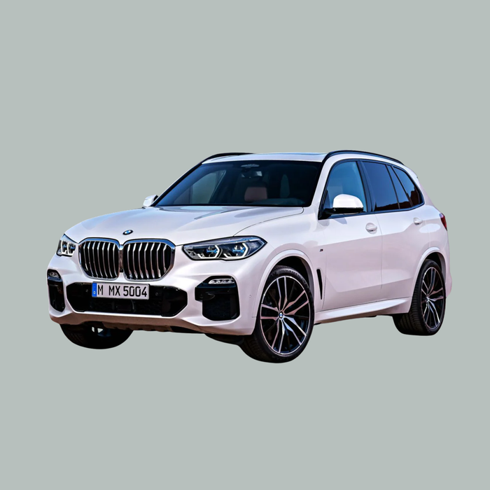 Een witte BMW X5 SUV is afgebeeld op een lichtgrijze achtergrond, gezien vanuit de hoek linksvoor. De auto heeft een opvallende grille, gestroomlijnde koplampen en zwart afgewerkte wielen.