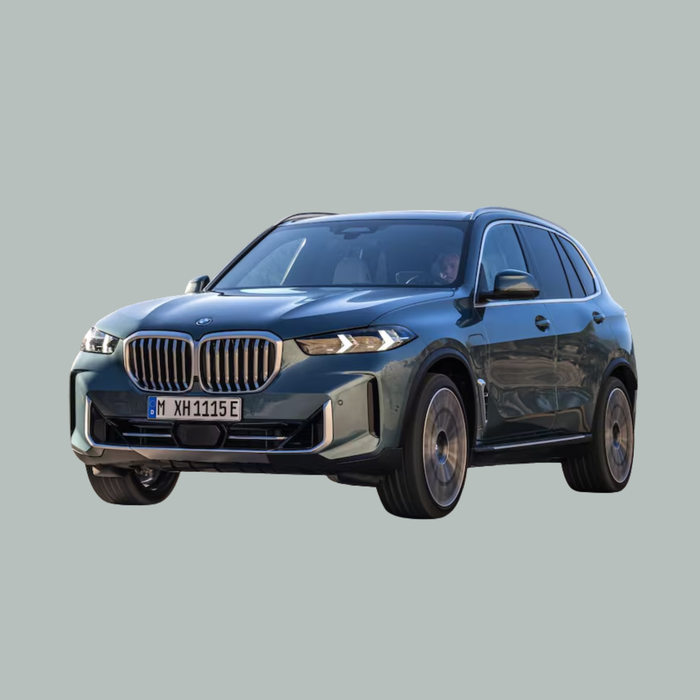 Een donkergroene BMW SUV rijdt, gezien vanaf de linker voorkant, geïsoleerd op een lichtgrijze achtergrond. De auto heeft prominente nierroosters en strakke koplampen.