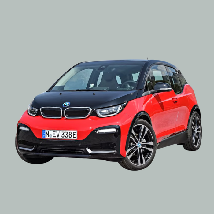 Een rode en zwarte BMW i3 elektrische auto is afgebeeld op een effen grijze achtergrond, schuin geplaatst om de voorkant en linkerkant te laten zien.