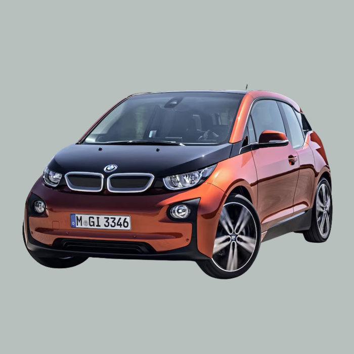 Een metallic oranje BMW i3 elektrische auto, gezien vanaf de linker voorkant tegen een effen grijze achtergrond.