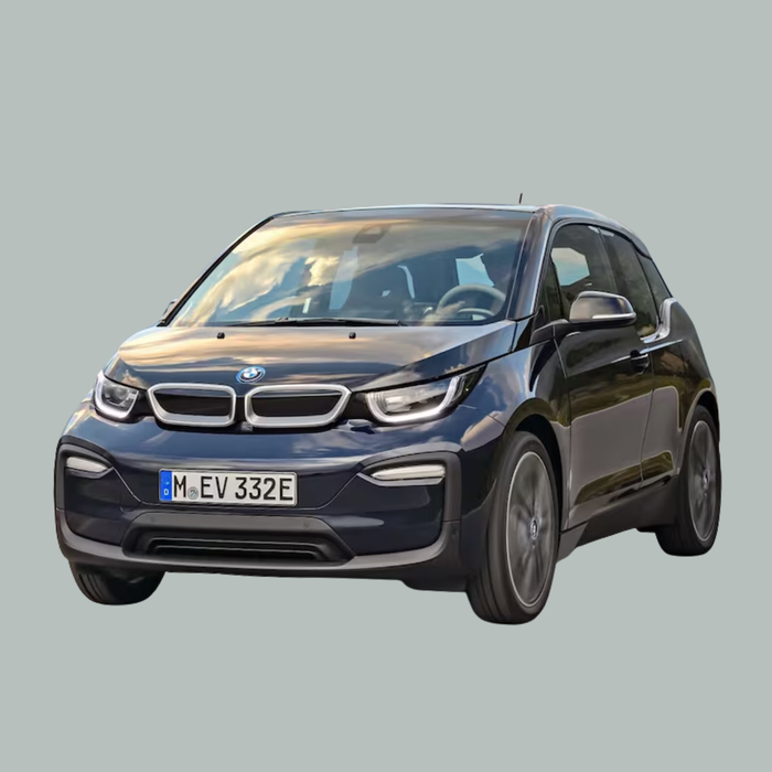 Een zwarte BMW i3 elektrische auto gezien vanaf de voorkant links, geïsoleerd op een lichtgrijze achtergrond.