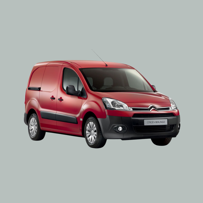 Een rode Citroën Berlingo paneelbus is afgebeeld op een effen grijze achtergrond, gezien vanaf de linker voorkant. Het voertuig heeft zwarte bekleding en zilveren wieldoppen.
