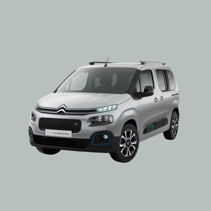 Een zilverkleurige Citroën Berlingo met zwarte sierstrips en blauwe accenten, gezien vanaf de linkervoorkant, tegen een effen lichtgrijze achtergrond.