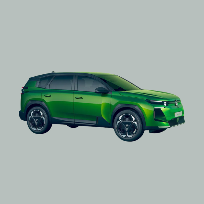 Een gestroomlijnde, moderne groene SUV met een opvallende grille, scherpe koplampen en zwarte accenten, van opzij gezien op een lichtgrijze achtergrond.