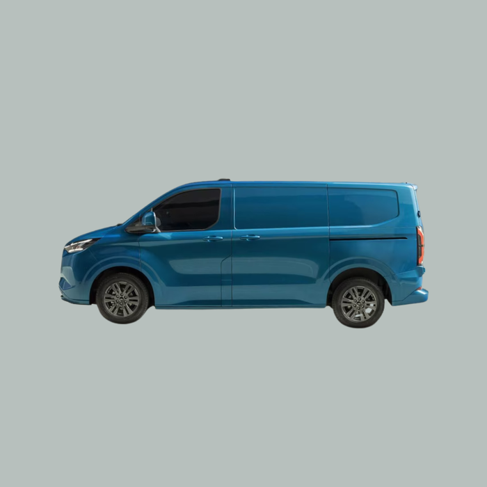 Een blauwe bestelwagen met getinte ramen, in profielaanzicht op een effen lichtgrijze achtergrond.