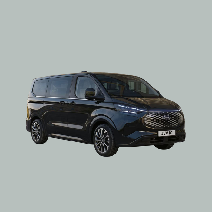 Een zwarte Ford minivan staat geparkeerd op een effen lichtgrijze achtergrond, lichtjes naar rechts gericht. Het voertuig heeft moderne koplampen, een opvallende grille en getinte ramen.