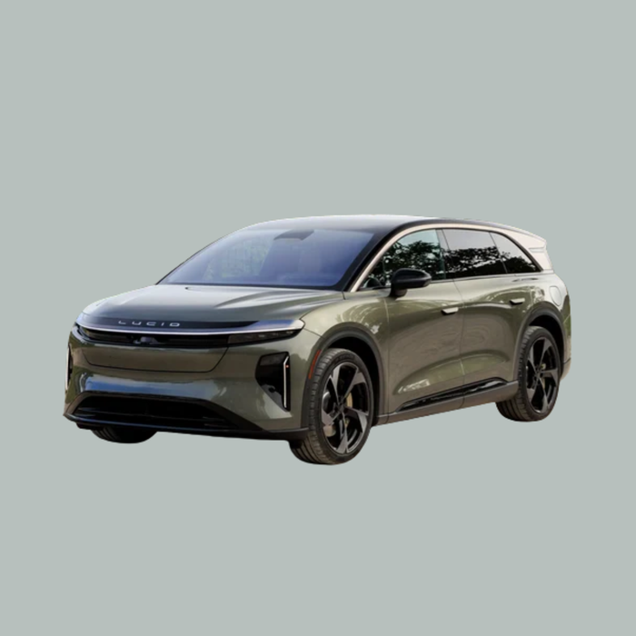 Een gestroomlijnde, groene Lucid elektrische SUV wordt schuin naar links getoond op een effen grijze achtergrond. Het voertuig heeft zwarte accenten, getinte ramen en een kenmerkende moderne styling.