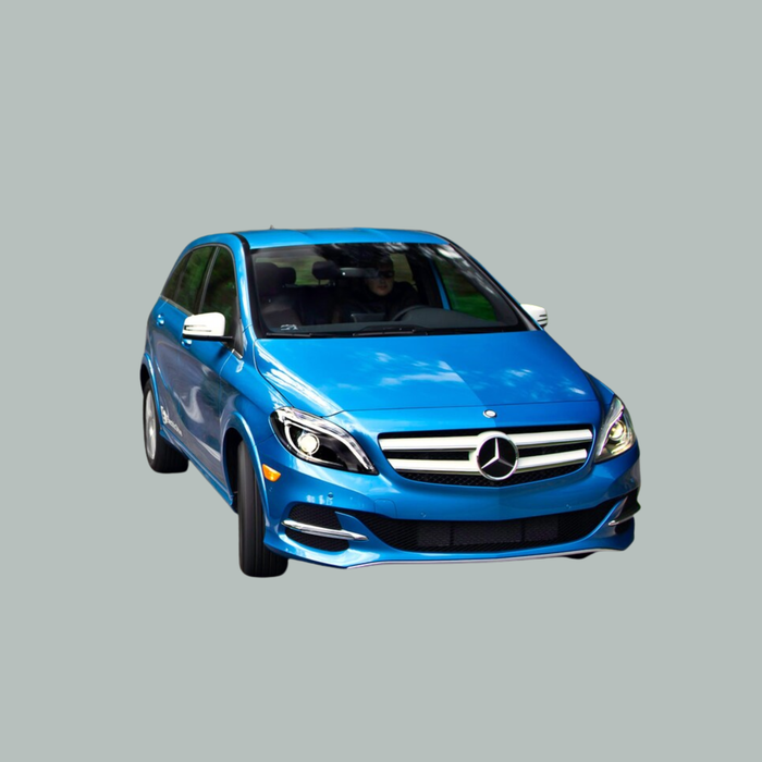 Een blauwe Mercedes-Benz sedan wordt getoond vanaf de voorkant onder een lichte hoek, geïsoleerd op een effen grijze achtergrond.