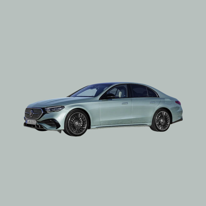 Een zilveren luxe sedan met zwarte wielen, gezien vanaf de zijkant op een effen lichtgrijze achtergrond.