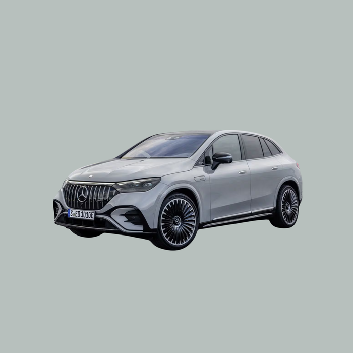 Een zilverkleurige Mercedes-Benz SUV met modern, sportief design en grote zwarte lichtmetalen velgen, afgebeeld op een effen lichtgrijze achtergrond.