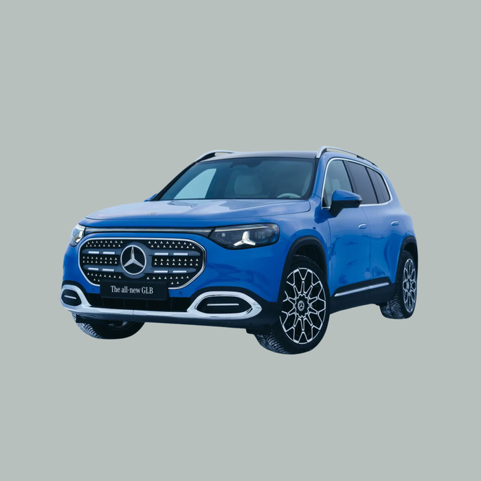 Een blauwe SUV van Mercedes-Benz, in het bijzonder het gloednieuwe GLB-model, wordt getoond tegen een effen lichtgrijze achtergrond, schuin geplaatst om de voor- en zijkant te tonen met prominente koplampen, grille en unieke lichtmetalen velgen.