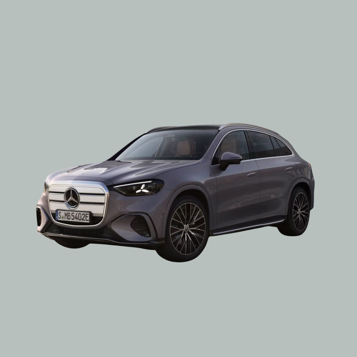 Een grijze Mercedes-Benz SUV met strakke, moderne styling en zwarte lichtmetalen velgen is afgebeeld op een effen, lichtgrijze achtergrond. Het voertuig is linksvoor bekeken.