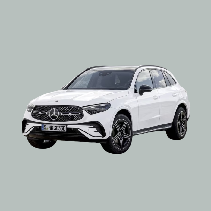 Een witte Mercedes-Benz SUV met getinte ruiten, zwarte sierstrips en lichtmetalen velgen is afgebeeld op een effen lichtgrijze achtergrond. De grille is voorzien van het Mercedes-embleem en een kentekenplaat in Europese stijl.