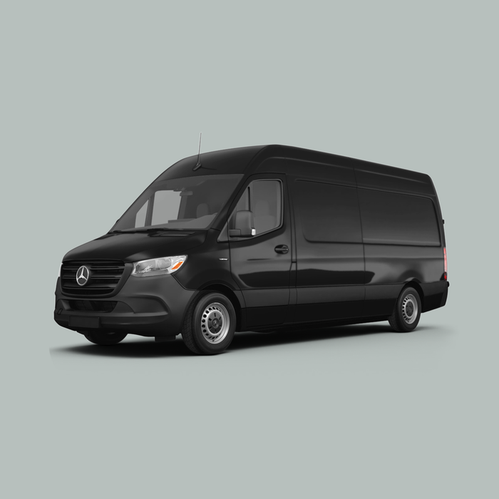 Een zwarte Mercedes-Benz Sprinter bestelwagen staat geparkeerd op een lichtgrijze achtergrond, getoond vanuit de hoek linksvoor.