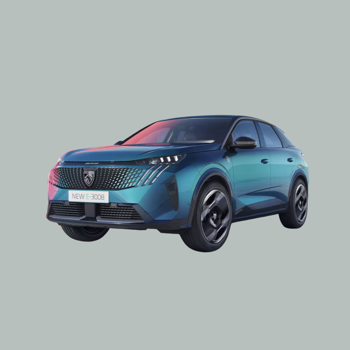 Een groenblauwe Peugeot E-3008 elektrische SUV, gezien vanaf de linker voorkant, tegen een effen lichtgrijze achtergrond.