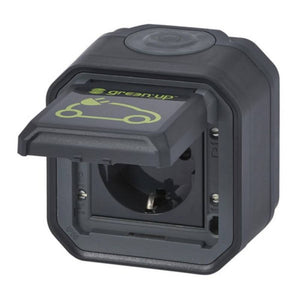 Een zwart-grijze Legrand Green'up Access - Veilige EV Wandcontactdoos 16A Schuko (0 697 08L) met opklapbaar deksel, groen autopictogram en "greenup" tekst op het deksel, ontworpen voor het veilig opladen van elektrische voertuigen buitenshuis.