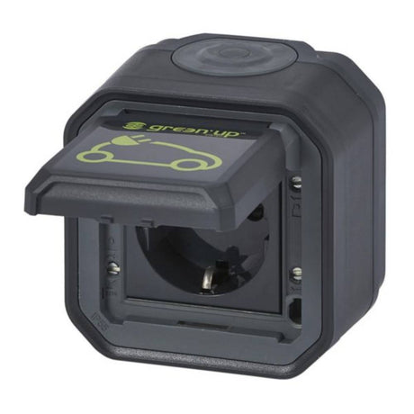 Een zwart-grijze Legrand Green'up Access - Veilige EV Wandcontactdoos 16A Schuko (0 697 08L) met opklapbaar deksel, groen autopictogram en "greenup" tekst op het deksel, ontworpen voor het veilig opladen van elektrische voertuigen buitenshuis.