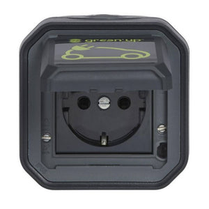 Een close-up van de Legrand Green'up Access - Veilige EV Wandcontactdoos 16A Schuko (0 697 08L) stekkerdoos, met een gedeeltelijk geopend deksel met een groene omlijning van een auto op het deksel, wat het gebruik voor het opladen van elektrische voertuigen aangeeft.